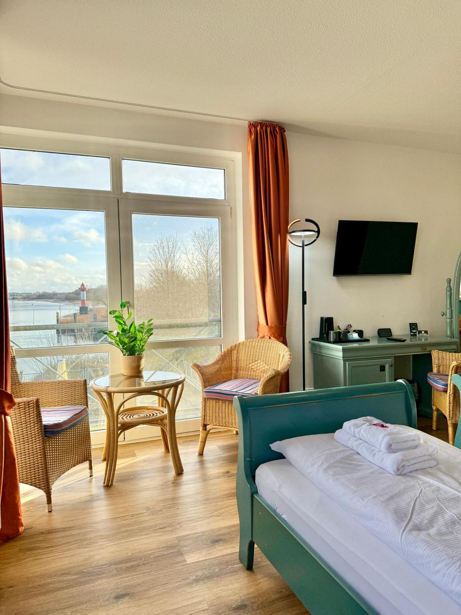 Gaestehaus Weserblick Am Weser-Sandstrand Berne Exterior foto