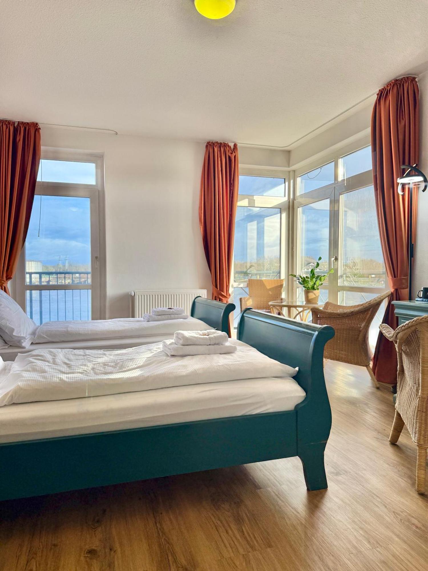 Gaestehaus Weserblick Am Weser-Sandstrand Berne Exterior foto